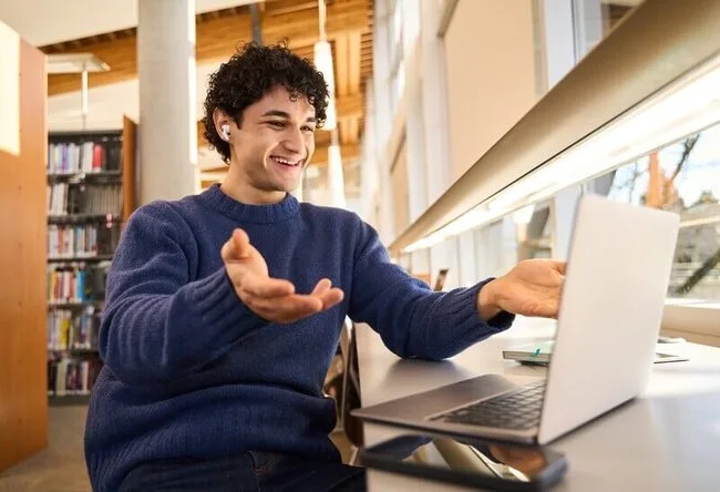 Imagen que muestra un alumno feliz en el apartado de nosotros